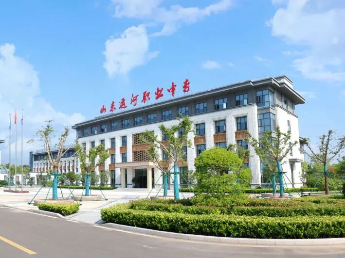 学校简介(图2) 学校简介(图2)